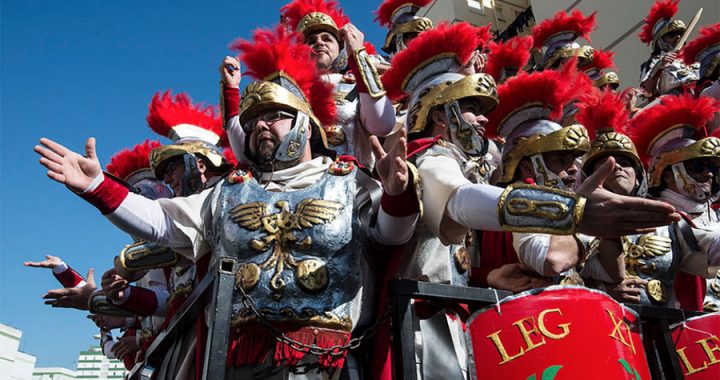 carnaval cadiz hoteles hombres disfrazados de romanos