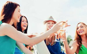 chichas brindando en un dia festivo viajes