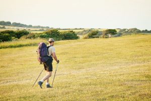 hombre haciendo trekking en la montana