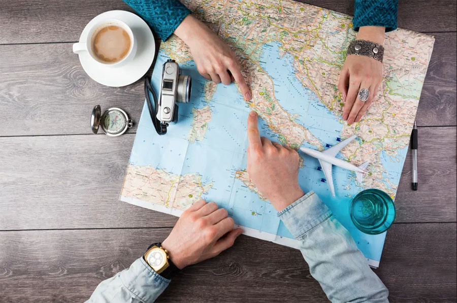 planificando viajes mapa cafe brujula